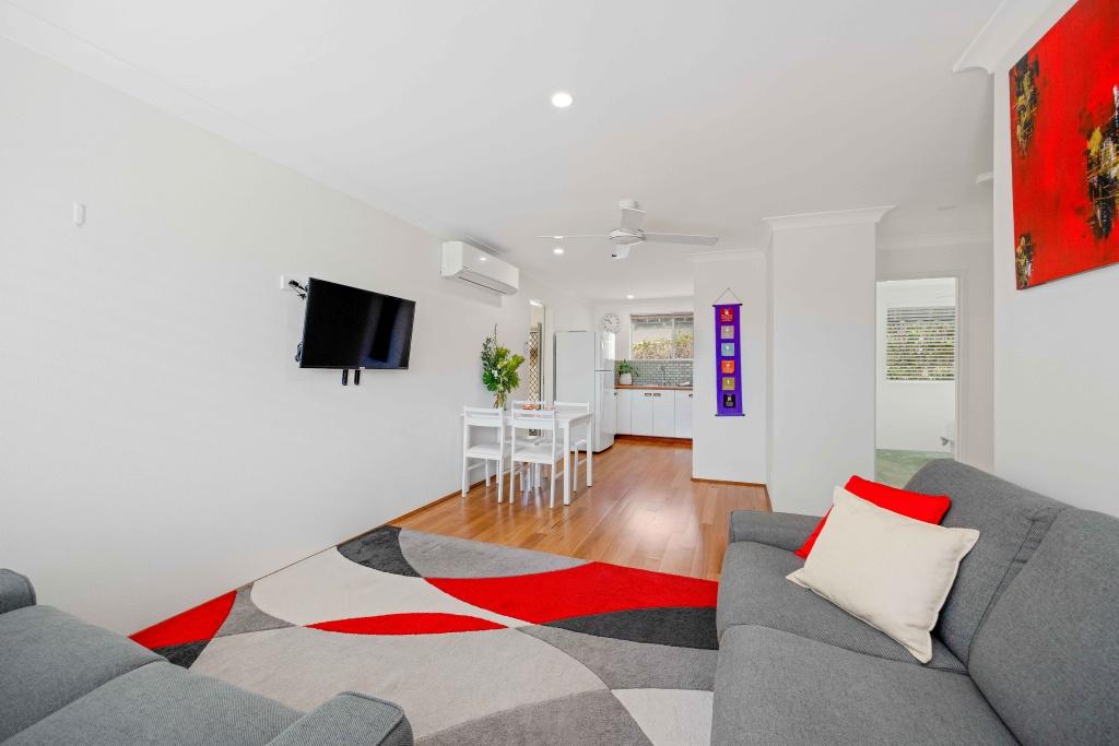 Open plan living, kitchen and dining with smart TV and aircon Becks Hideaway