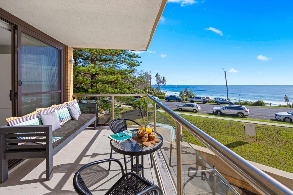 Balcony with a view overlooking Flynn\\\'s beach. 658-@-Flynns