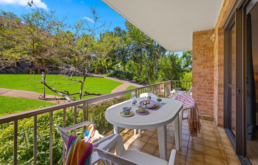 Outdoor balcony with table and chairs, and outdoor lounge to relax - Shelly Cove Apt 12