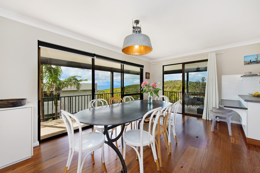 Open plan dining and kitchen with beautiful viewsApricari oasis by the sea Bonny Hills