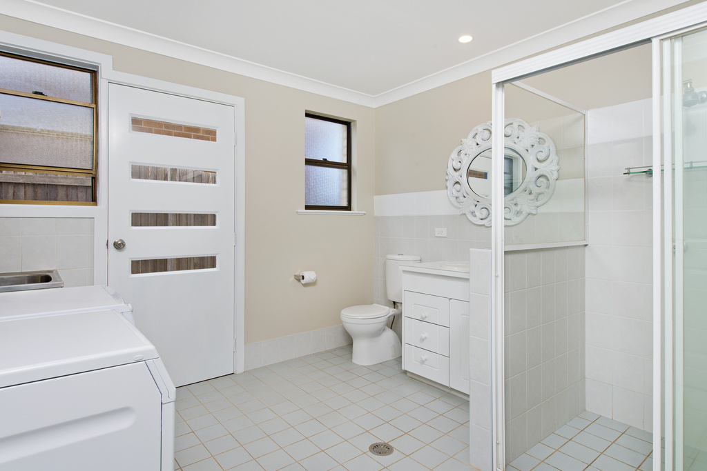 Downstairs bathroom and laundry with washer and dryer Apricari oasis by the sea Bonny Hills