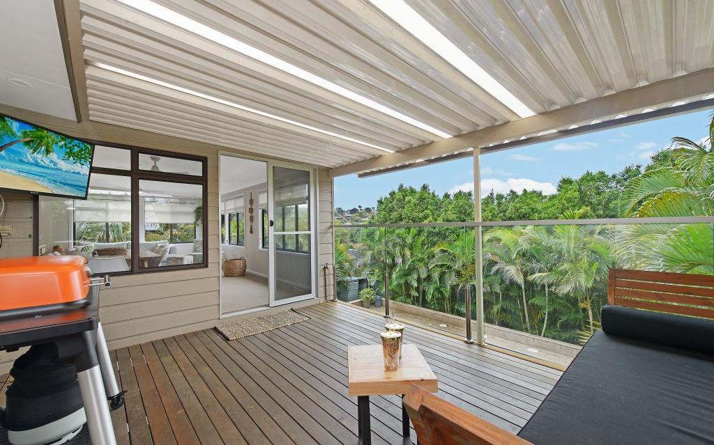 Upstairs balcony overlooking the pool area with BBQ. Harrys @ Shelly Beach Shelly Beach