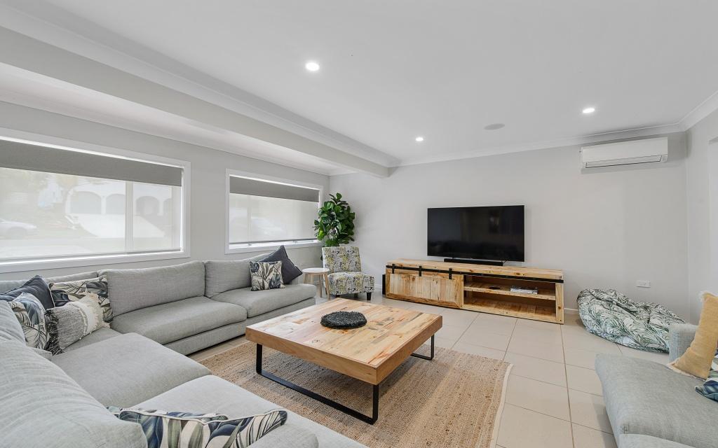 Lounge room, plenty of seating with Smart TV and Air con. Harrys @ Shelly Beach